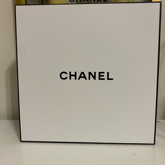 CHANEL large Gift Box Holiday 2023 Limited Edition - Picture 3 of 13